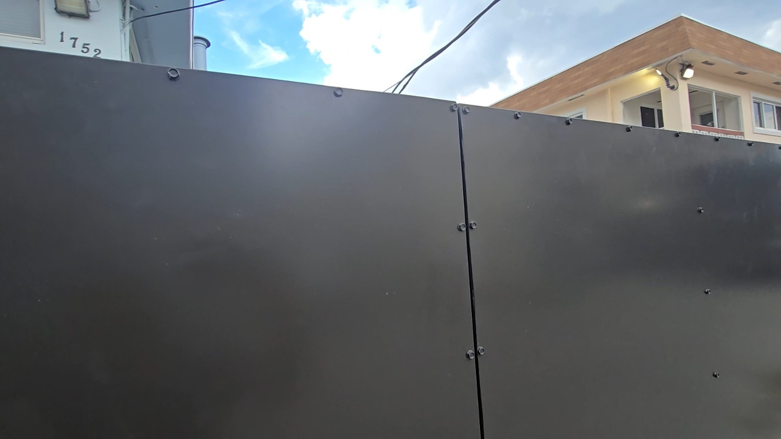 Finished center seam and aligned solid metal panels